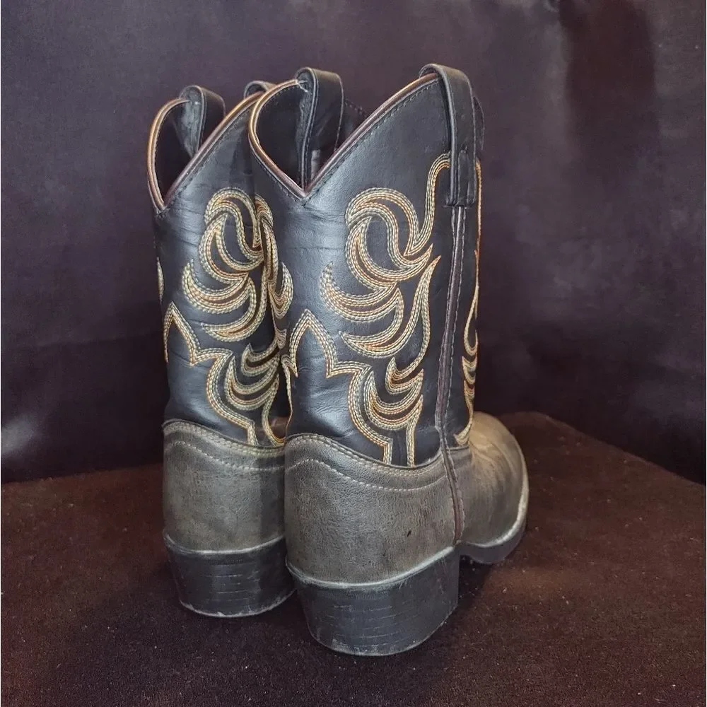 Kids boots size 2.5